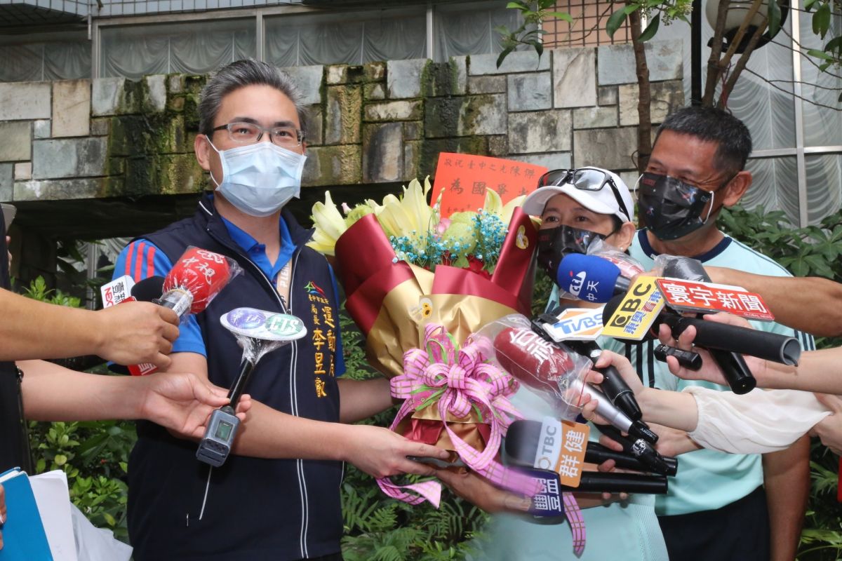 ▲市府運動局長李昱叡代表盧市長到奧運代表選手陳傑家中致意。(圖／市政府提供2021.7.30)