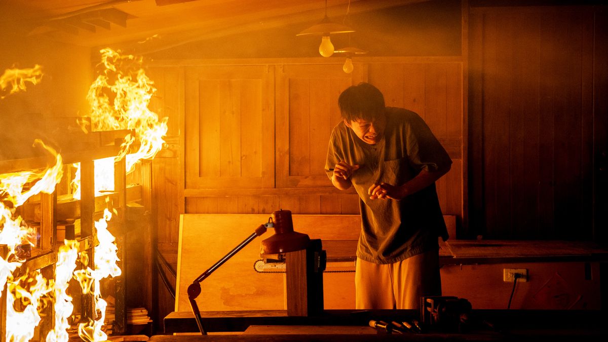 ▲黃鐙輝離火太近很怕被燒到。（圖／東森、映畫提供）