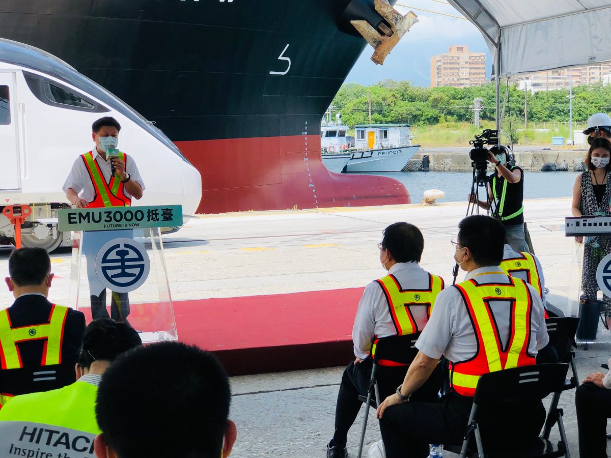 ▲台鐵EMU3000城際列車抵花蓮港，立委傅崐萁向中央喊話，盼持續改善東部交通。(圖／傅崐萁辦公室提供)