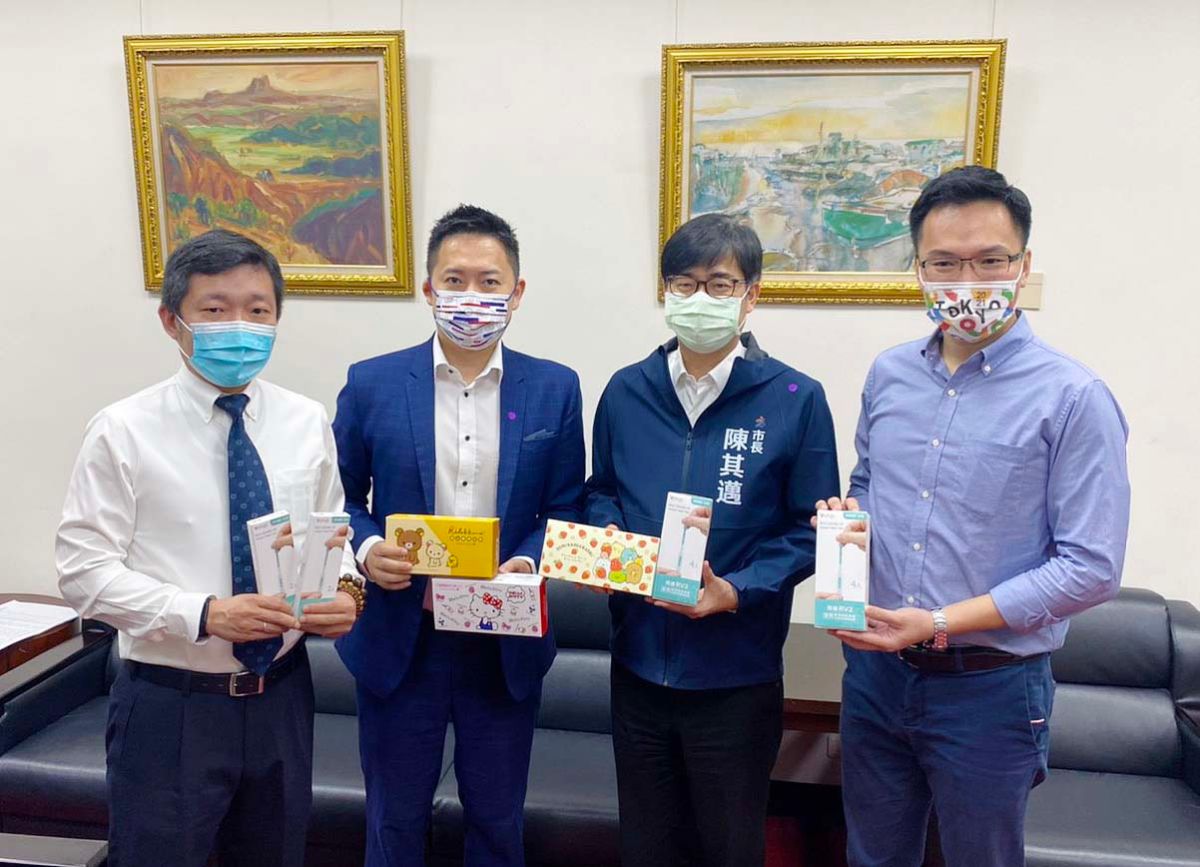▲高雄鋼鐵人攜手寶齡富錦，共同捐贈「飛確」居家版快篩試劑予高雄市政府。右二為高雄市長陳其邁。（圖／寶齡富錦生技提供）