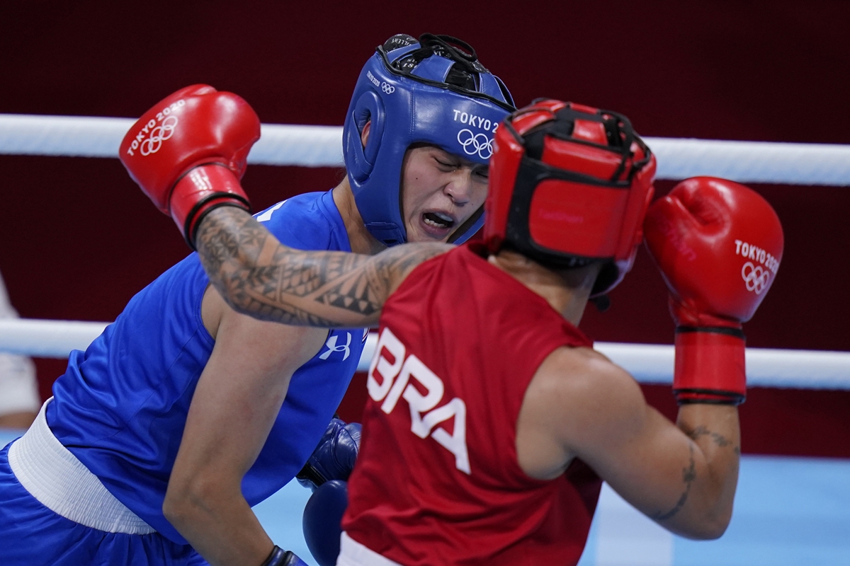 ▲東京奧運拳擊項目女子60公斤級16強賽，台灣好手吳詩儀對上巴西選手費瑞拉，最後0比5落敗。（圖／美聯社）