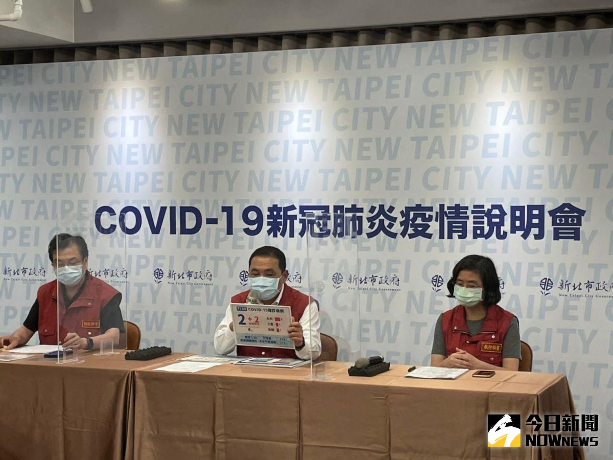 ▲衛生局長陳潤秋（右）在防疫應變會議上強調，並非所有的人都可去施打，現場也會查驗施打的資格。（圖／記者陳志仁攝，2021.07.30）