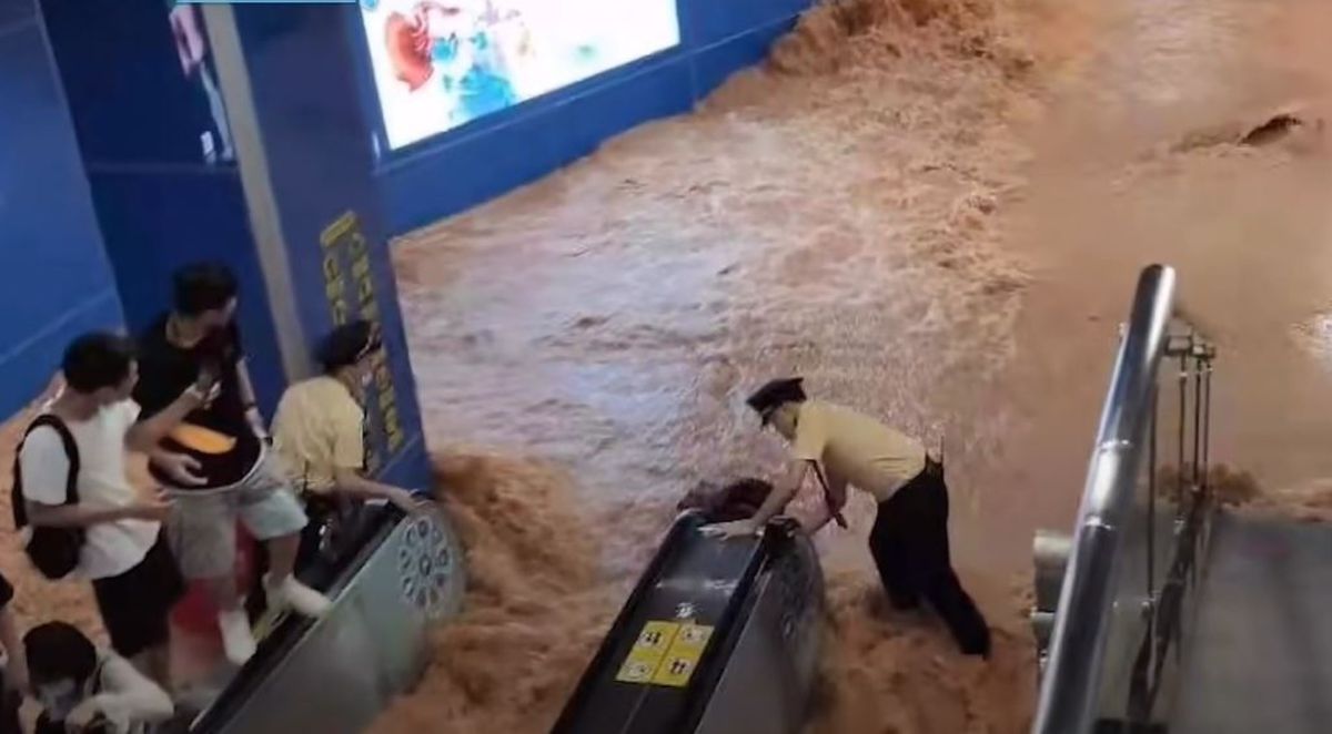 ▲中國廣州30日中午下暴雨，導致神舟路地鐵站淹水。（圖／翻攝自《香港01》）