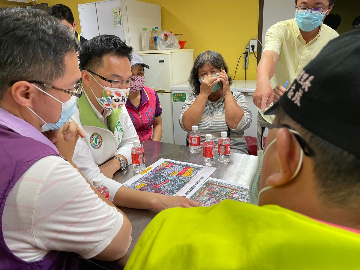 ▲北鳳山長年淹水問題，市議員林智鴻廣邀里長及市府水利局一起研商解方。（圖／林智鴻服務處提供）