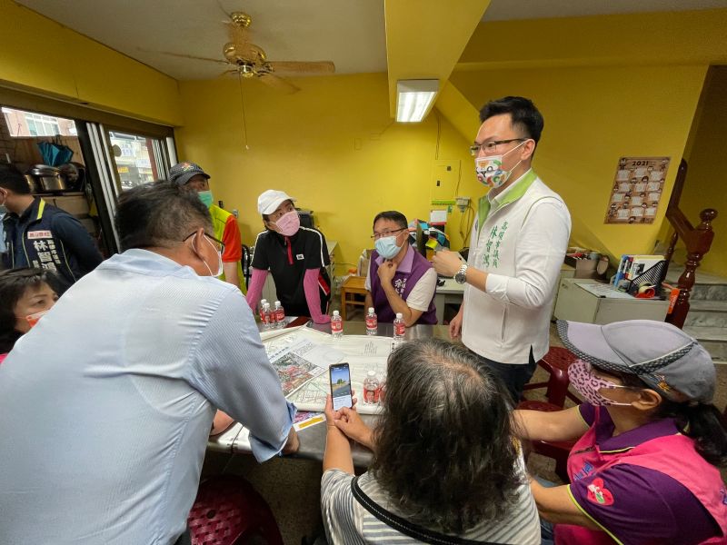 ▲為解決高雄鳳山區因強降雨造成鳳山地區淹水狀況，市議員林智鴻特別舉辦「市民安全要護、城市治水同步也要顧！」公聽會。（圖／林智鴻服務處提供）