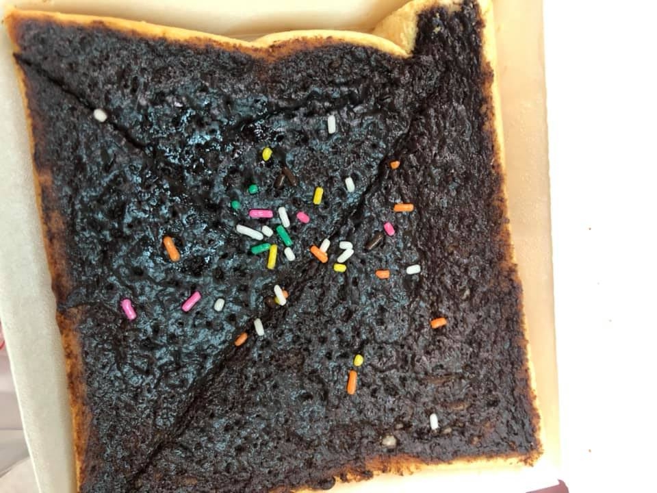 ▲女網友對這份巧克力厚片不甚滿意，其他網友秒揪出8個問題點，讓大家笑翻。（圖／翻攝自《爆怨2公社》臉書）