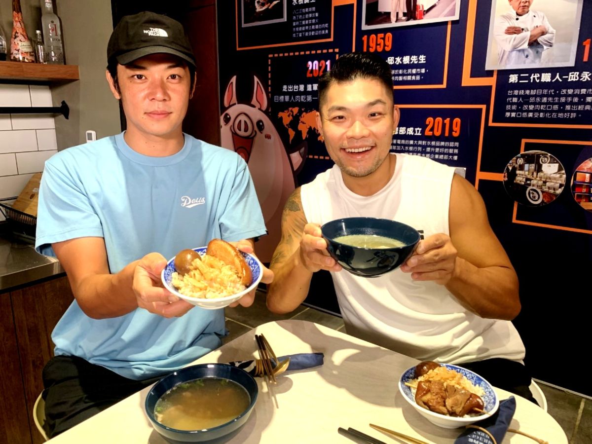 ▲李玖哲（右）計畫奔日團聚愛妻，姚元浩（左）開車幫他送3餐。（圖／三立提供）