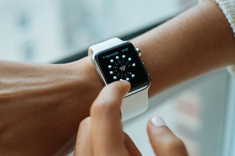 ▲有網友好奇詢問「會買Apple Watch的都什麼人」，而引來用戶點出絕對優勢。（示意圖／取自unsplash）