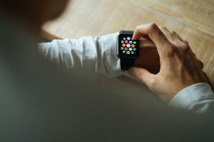 ▲一名男網友表示女友送了他一隻Apple Watch，但他不知戴去上班，會不會讓人感到不穩重、幼稚，貼文一出，網友卻超尷尬。（示意圖，圖中人物與當事者無關／取自unsplash）