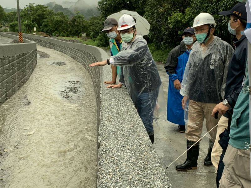 ▲陳其邁在視察時接獲通知農委會水保局發布六龜區27條土石流潛勢溪流黃色警戒,陳其邁也立即指示儘速執行勸告民眾提早疏散避難,避免入夜後遇豪大雨不易撤離。(圖/高市府提供)