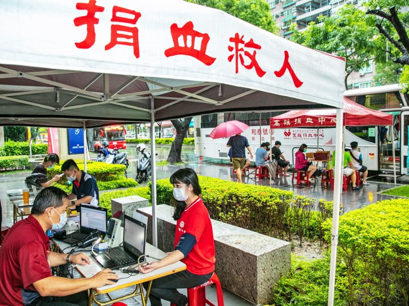 ▲捐血活動吸引近200名愛心民眾冒雨前來,募集超過7萬cc的血量。(圖/三發地產提供)