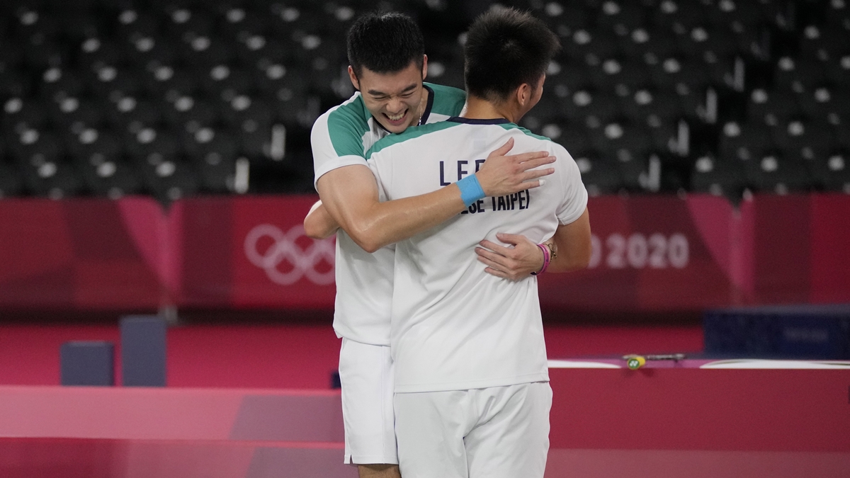 ▲我國第一男雙「麟洋配」王齊麟／李洋在東京奧運金牌戰擊敗中國雙塔，勇奪台灣運史上羽球首面獎牌就是金牌。（圖／美聯社）