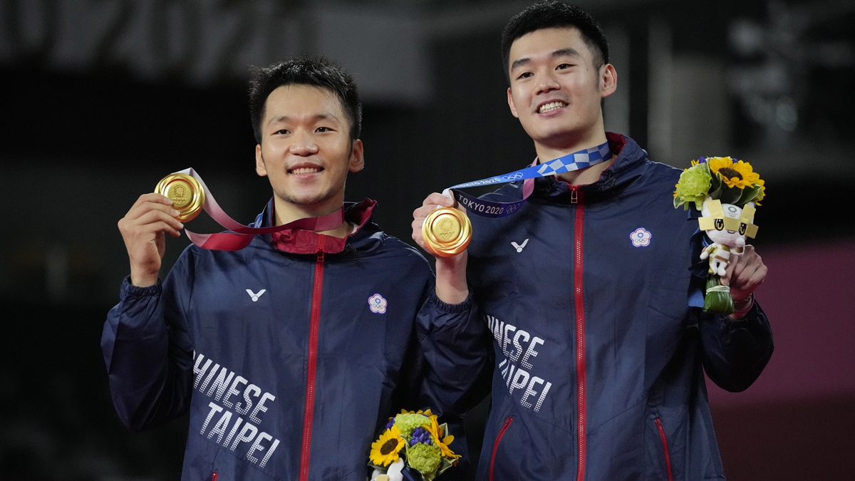 ▲我國第一男雙「麟洋配」李洋、王齊麟在東京奧運金牌戰擊敗中國隊，勇奪台灣運史上羽球首面金牌。（圖／美聯社）