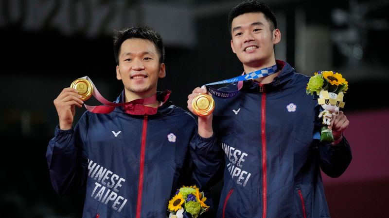 ▲李洋與王齊麟榮獲東京奧運男子羽球雙打金牌，政院表示會盡力促成其代言金牌啤酒。（圖／美聯社）