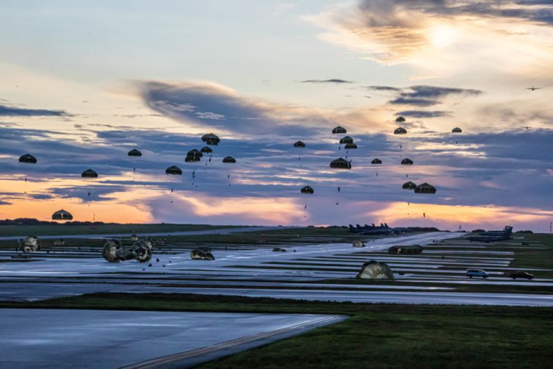 ▲日本陸上自衛隊傘兵部隊跟美軍實施聯合空降訓練，首度從日本直接飛往海外空降關島。（圖／翻攝自陸上総隊司令部推特）