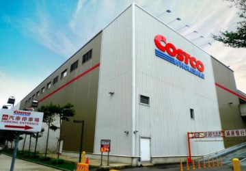 ▲一名男網友分享他認為去好市多必買的「泡麵」，但他一端出煮好的泡麵以後，超狂的配料也讓網友嗨翻，開玩笑直呼「直接搬兩箱」。（圖／公關照片）