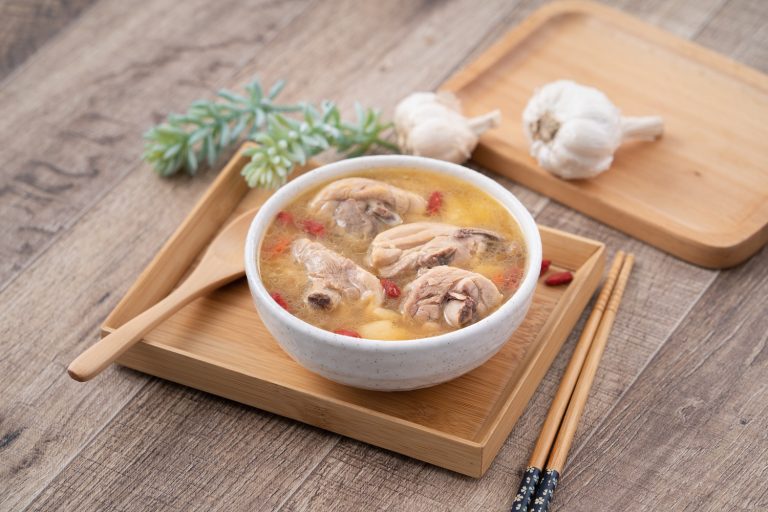 ▲「香菇雞湯」怎麼煮濃醇？婆媽們抖出2重點。（圖／Shutterstock） 