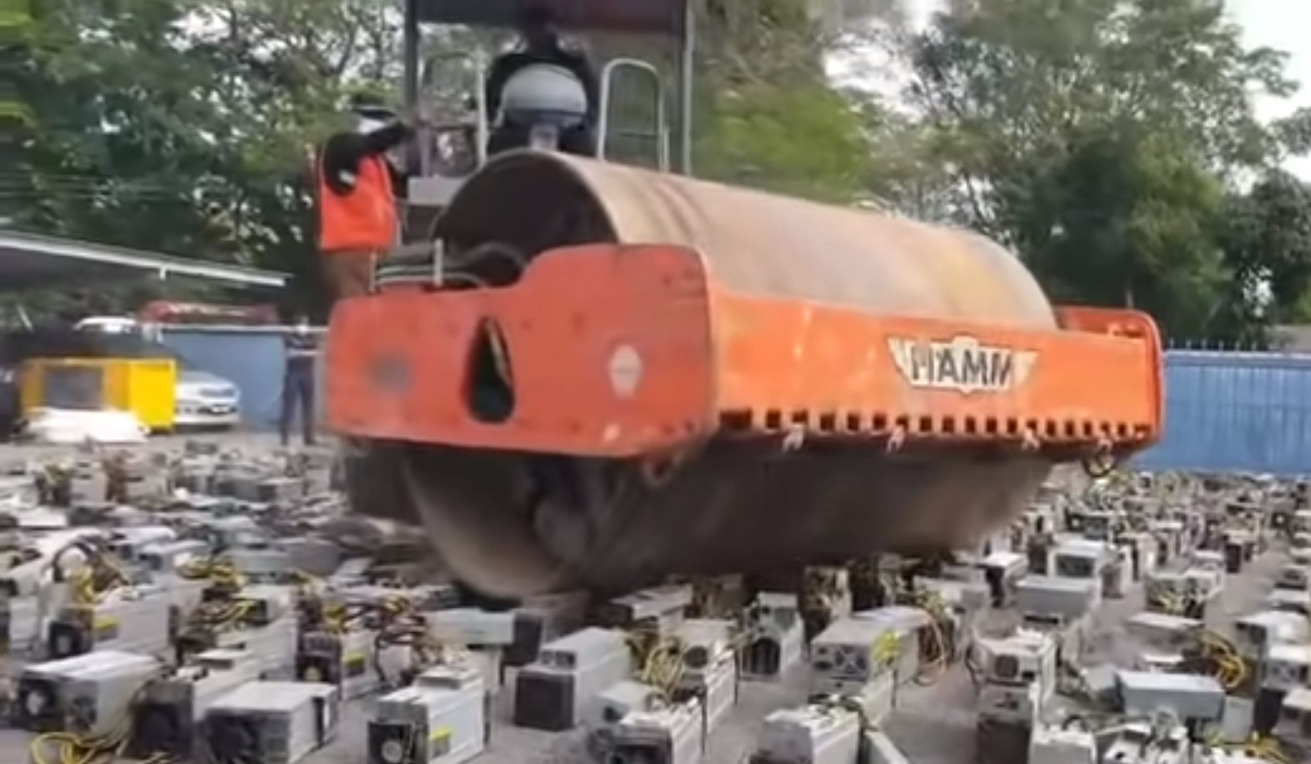 馬來西亞警察出動壓路機把礦機壓成廢鐵。