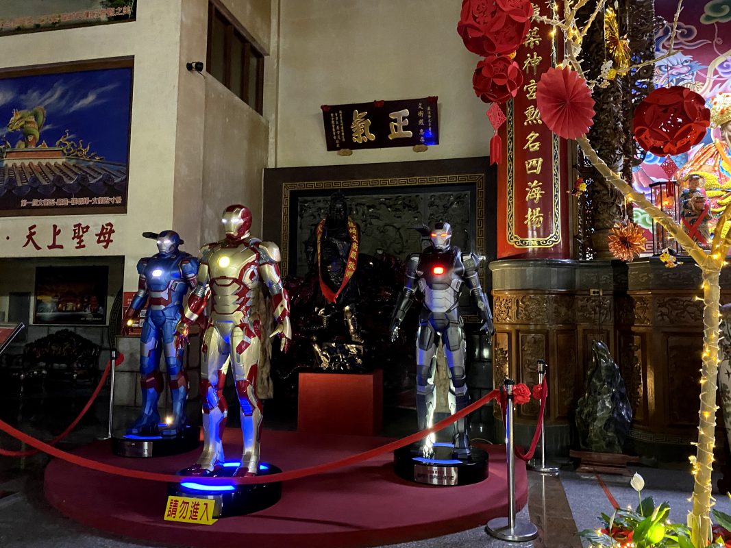 大殿左側的鋼鐵人是最早入駐文衡殿的漫威英雄（圖／熱心網友提供）