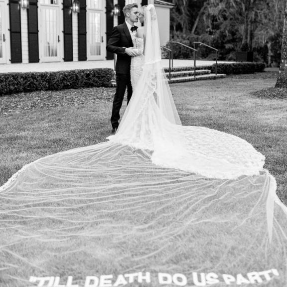 ▲Hailey Bieber和小賈斯汀的婚紗照裡，新娘頭紗尾端有「Till Death Do Us Part（直到死亡將我們分開）」的誓言，足見愛的濃烈！（圖／Hailey Bieber IG）