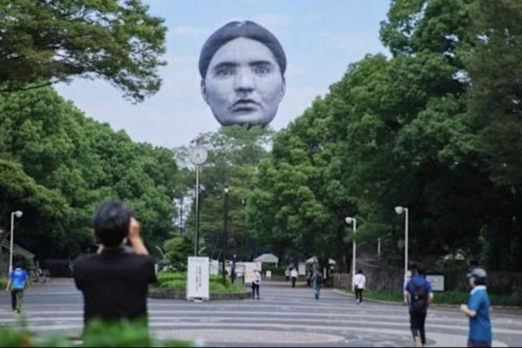 在東京各處皆能看到不同角度的人頭熱氣球，引起大家駐足！