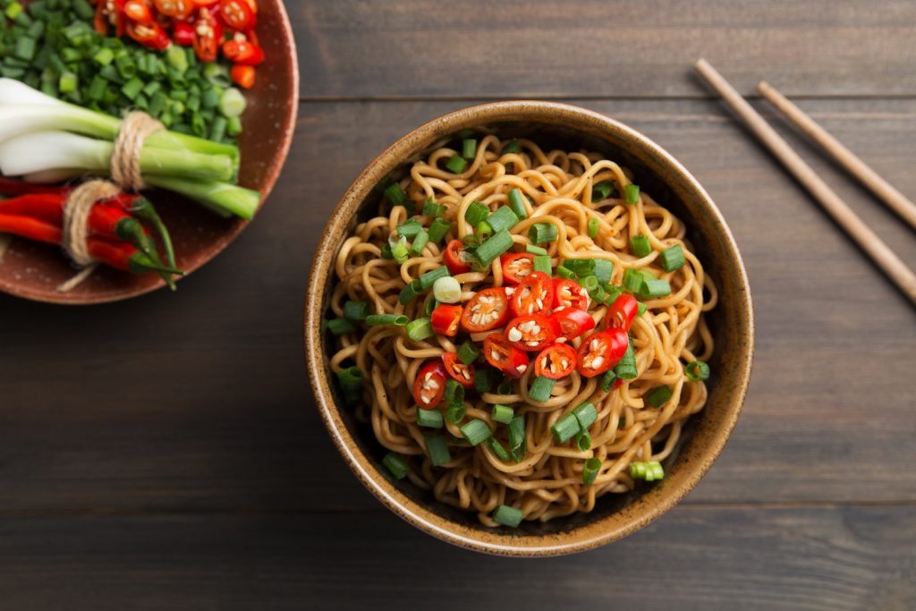 ▲市售乾拌麵各有特色，更是疫情期間民眾瘋囤貨的物資之一，但是營養師高敏敏就表示，乾拌麵跟泡麵一樣，方便又好吃，「但大部分一碗的鈉含量會破千」，因此她也列出3點，提醒民眾一定要多注意。（圖／Shutterstock）