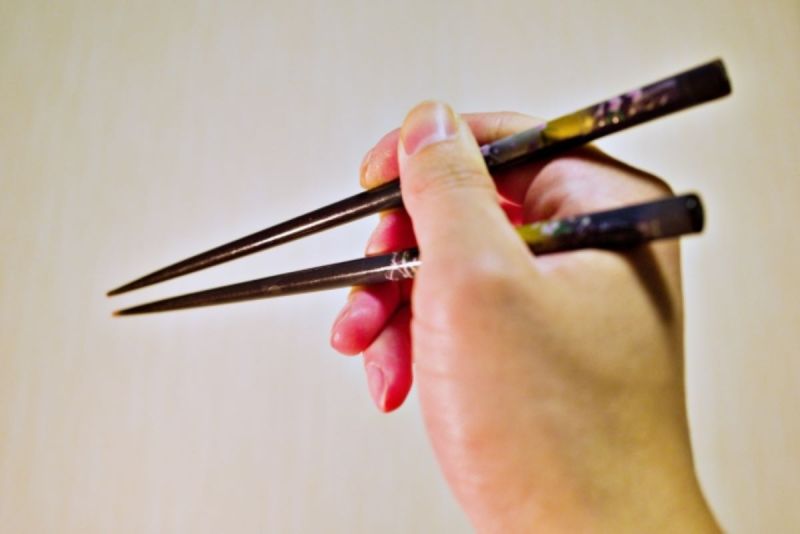 筷子怎麼拿才正確？網友實測「標準姿勢」崩潰：根本無法夾東西

