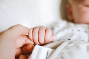 懷孕,小孩,嬰兒 ▲移民署強調,政府不分國籍對於失聯移工子女權益極為重視。(示意圖/翻攝Pexels)