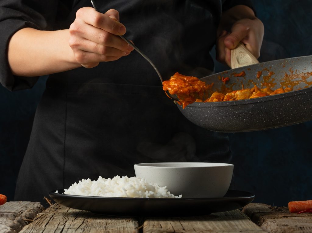 ▲有網友就在PTT提問「沙茶醬可以做哪些料理？」釣出老饕傳授「隱藏吃法」，大讚「零廚藝又很下飯！」（圖／Shutterstock）