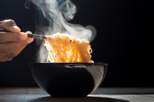 shutterstock_1034426287 ▲泡麵料理方便快速、香氣誘人,被許多人視為宵夜良伴,不少人甚至以泡麵取代正餐。(圖/Shutterstock)