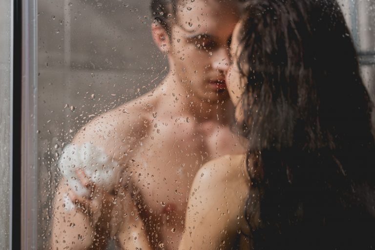 ▲「我幫妳洗澡吧。」他邊說著，邊幫她拉開泳衣的綁帶。（圖／Shutterstock）