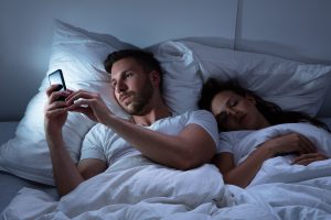 shutterstock_1196509066 ▲原PO分享「用iPhone抓渣男出軌」的三大招式,貼文一出,網友也直呼「這FBI等級了吧」。(示意圖,與當事人無關/取自Shutterstock)