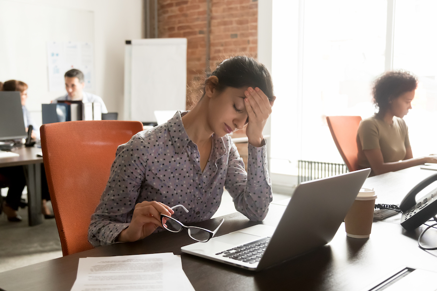 ▲日子要過，只是你無法再像過去這麼瀟灑，就要學著忍一口氣。（圖／Shutterstock）