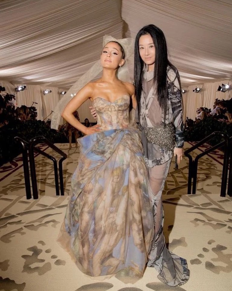 ▲美國小天后亞莉安娜（左）結婚也是穿著Vera Wang設計的禮服，勾勒出好身材。（圖／Vera Wang IG）