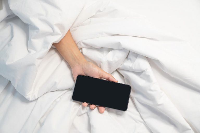 ▲女網友分享自己剛睡醒就滑手機，結果鬧出大烏龍的親身經驗。（圖／Shutterstock）
