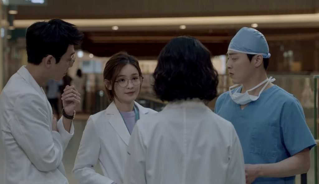 ▲五位主角不只努力地醫治手上的每一位病人，同時也展現不同的領導風格。（圖／《機智醫生生活》劇照）