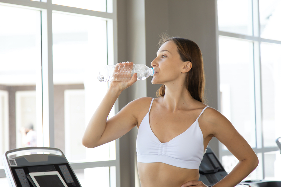 ▲充足的水分補充對身體有好多好處。肌肉組成大約76％是水，而且補充足夠的水分會使你的循環血量最大化。（圖／Shutterstock）