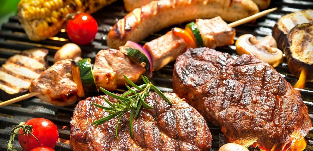 ▲有網友好奇在PTT詢問大家「吃燒肉該配『啤酒』還是『可樂』？」結果許多老饕紛紛曝光心目中的「最爽搭配」，大讚「解油又喝不膩」。（圖／Shutterstock)