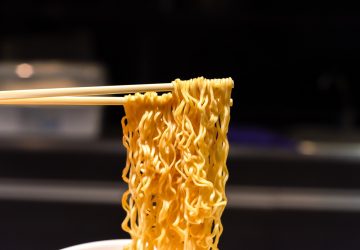 shutterstock_458317099 ▲孫榮提醒,煮泡麵時記得將麵條夾起來放涼幾秒,再丟入鍋內繼續煮,這個動作要進行3到5次。(圖/Shutterstock)