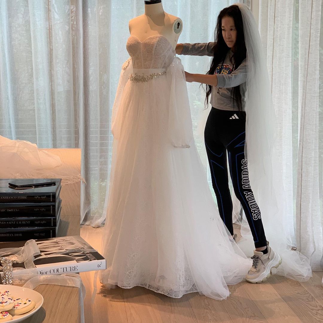 ▲Vera Wang說投入製作婚紗時，一天過得像10分鐘一樣快。（圖／Vera Wang IG）