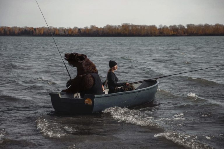 俄羅斯一名女子與一頭棕熊在湖面上釣魚的畫面引起網友熱議！（圖／IG@ Fishing_veronika）