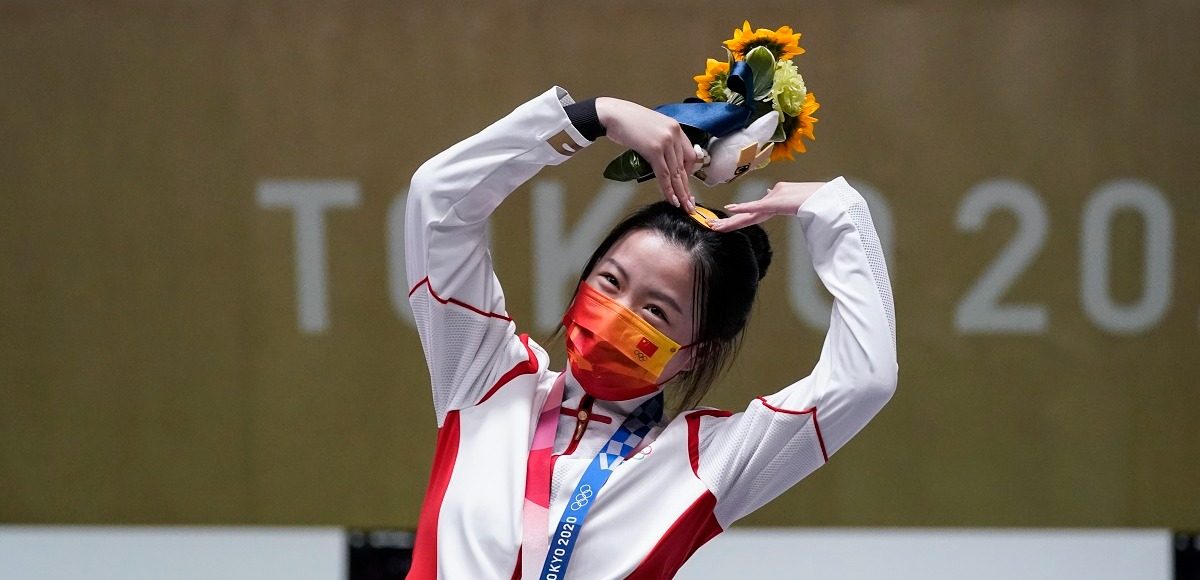 ▲楊倩奪得東京奧運首面金牌，開心地對媒體比心。（圖／美聯社）