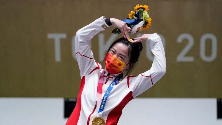 ▲楊倩奪得東京奧運首面金牌，開心地對媒體比心。（圖／美聯社）