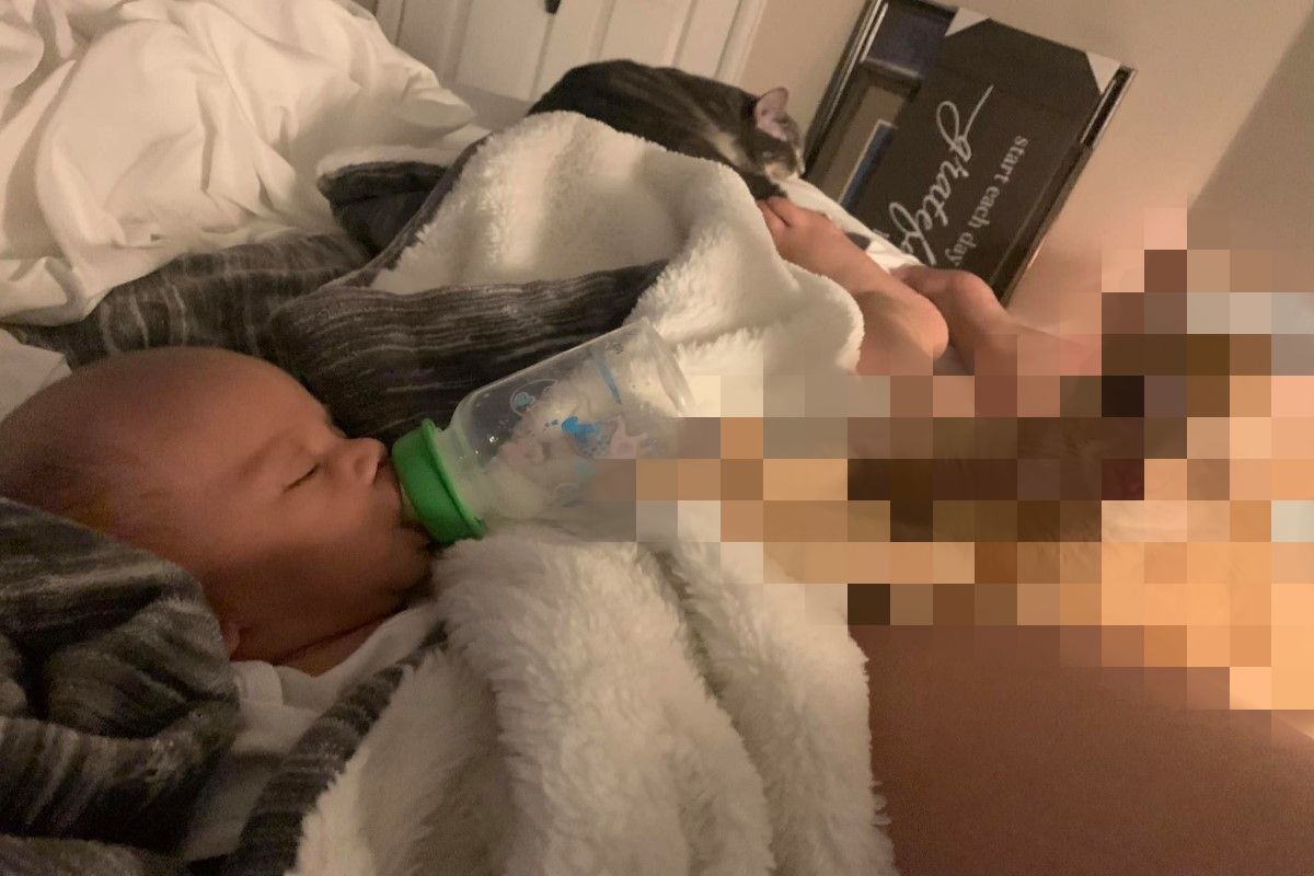 國外一名新手媽媽日前半夜餵奶時，意外驚見「小幫手」扶奶瓶幫忙！（圖／FB @Arlene Marquez）