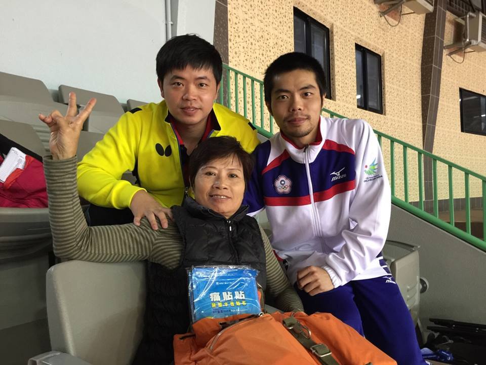 ▲莊智淵（右）在媽媽陪伴下，2014年獲得仁川亞運桌球單打銅牌。（圖／莊智淵臉書）