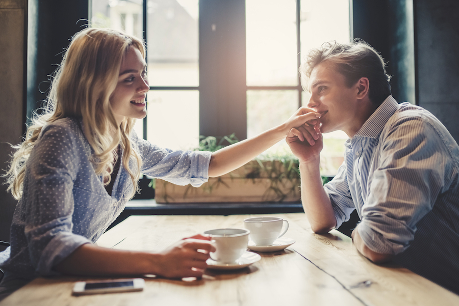 ▲當你對一個人敞開心胸分享的時候，通常代表你對對方有一定的信任度和期待。（圖／Shutterstock）