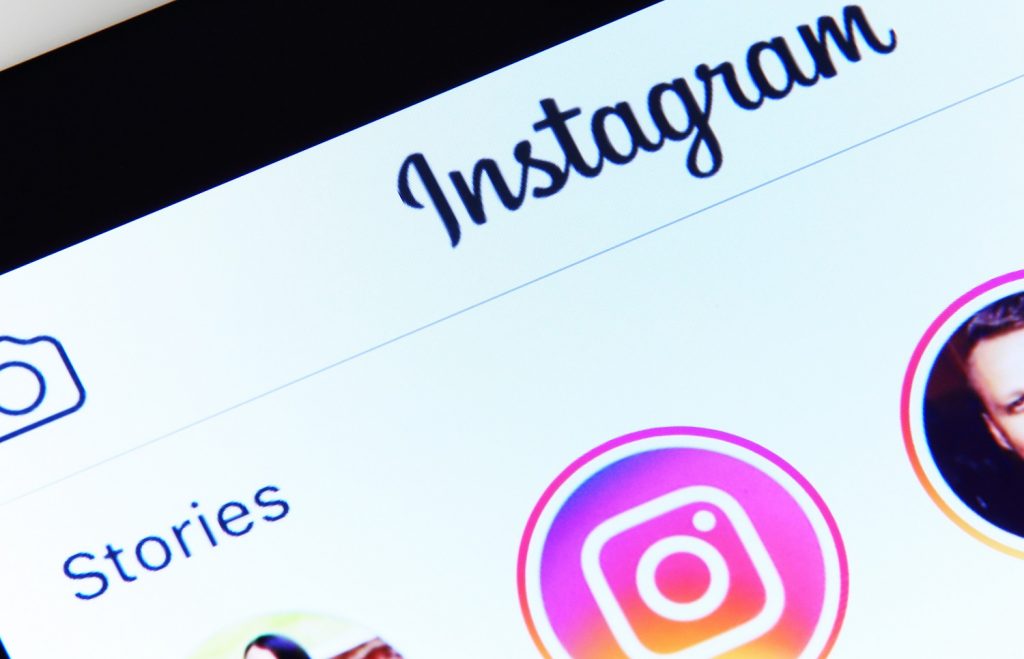 ▲一名女網友日前滑IG（Instagram）時，發現一個詭異功能，當她一按下也驚呼「太神奇」，豈料貼文一出，網友全罵爆。（圖／取自unsplash）