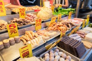 shutterstock_1517731295 ▲原PO日前去買鹹酥雞時,竟買不到「炸湯圓」,讓他超級失落,貼文一出,也釣出內行人抖關鍵,直呼「很吃炸功」。(示意圖/Shutterstock)
