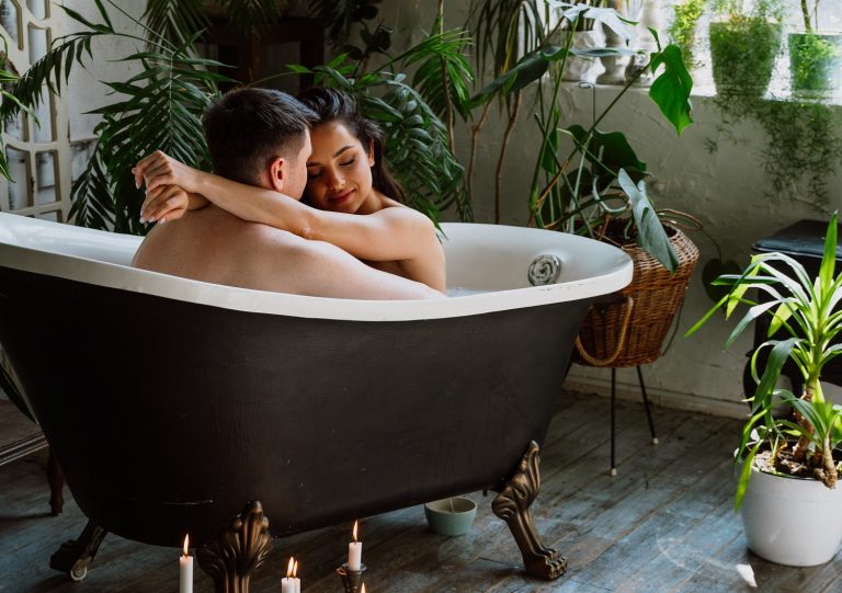 ▲他曾說過兩個人能一起洗澡，是他覺得最親密的事情。（圖／Shutterstock）