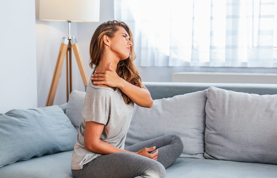 ▲「纖維肌痛症」常見於中年婦女，主要症狀是全身疼痛、頭痛、腹痛、心悸、容易疲倦等。（示意圖，非當事人／Shutterstock）